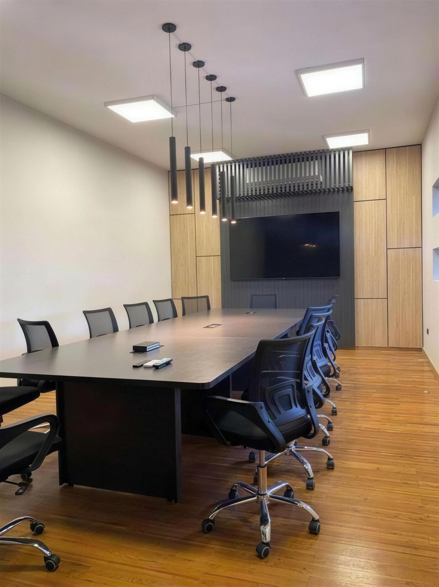 Sala de reuniones corporativa equipada a medida