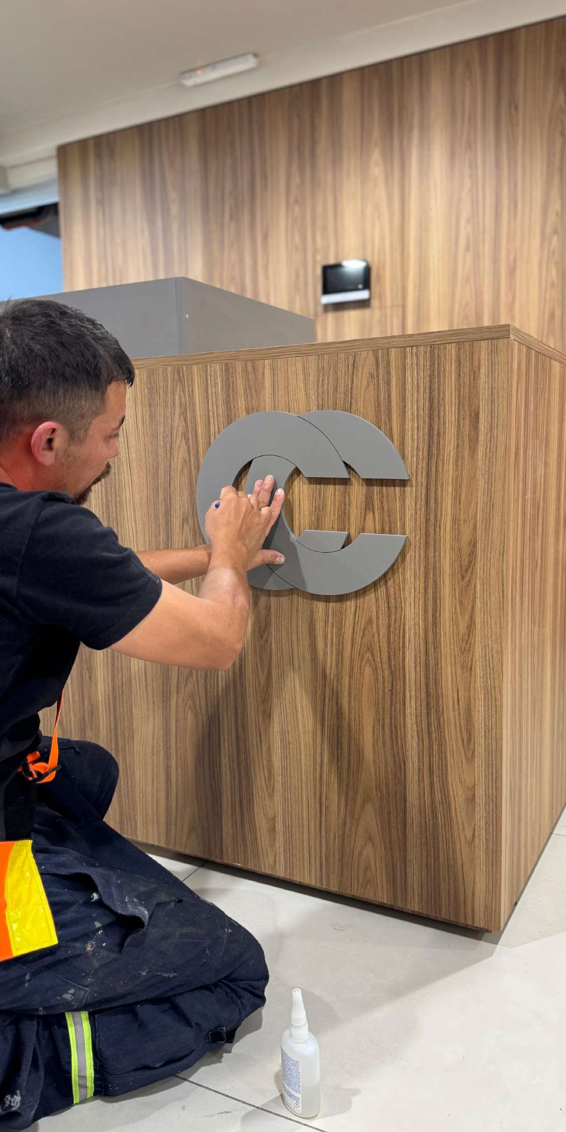Instalación de detalle metálico sobre mueble de madera
