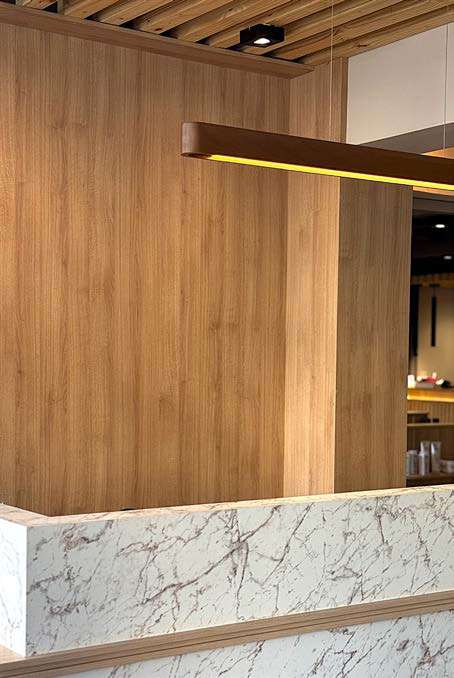 Detalle de mármol y madera con iluminación integrada