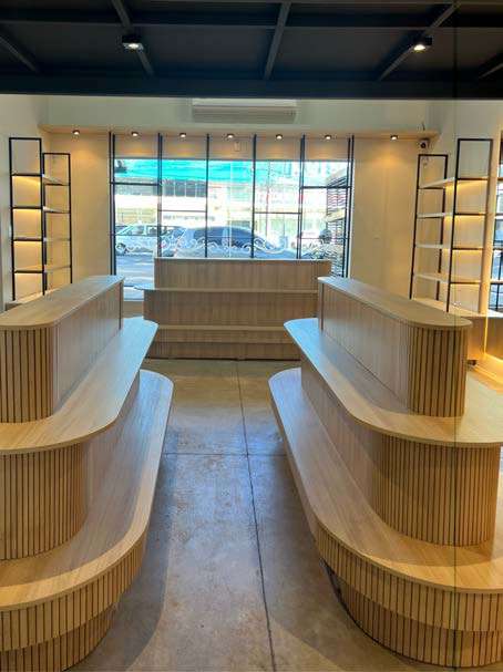Mostradores de recepción en madera curva