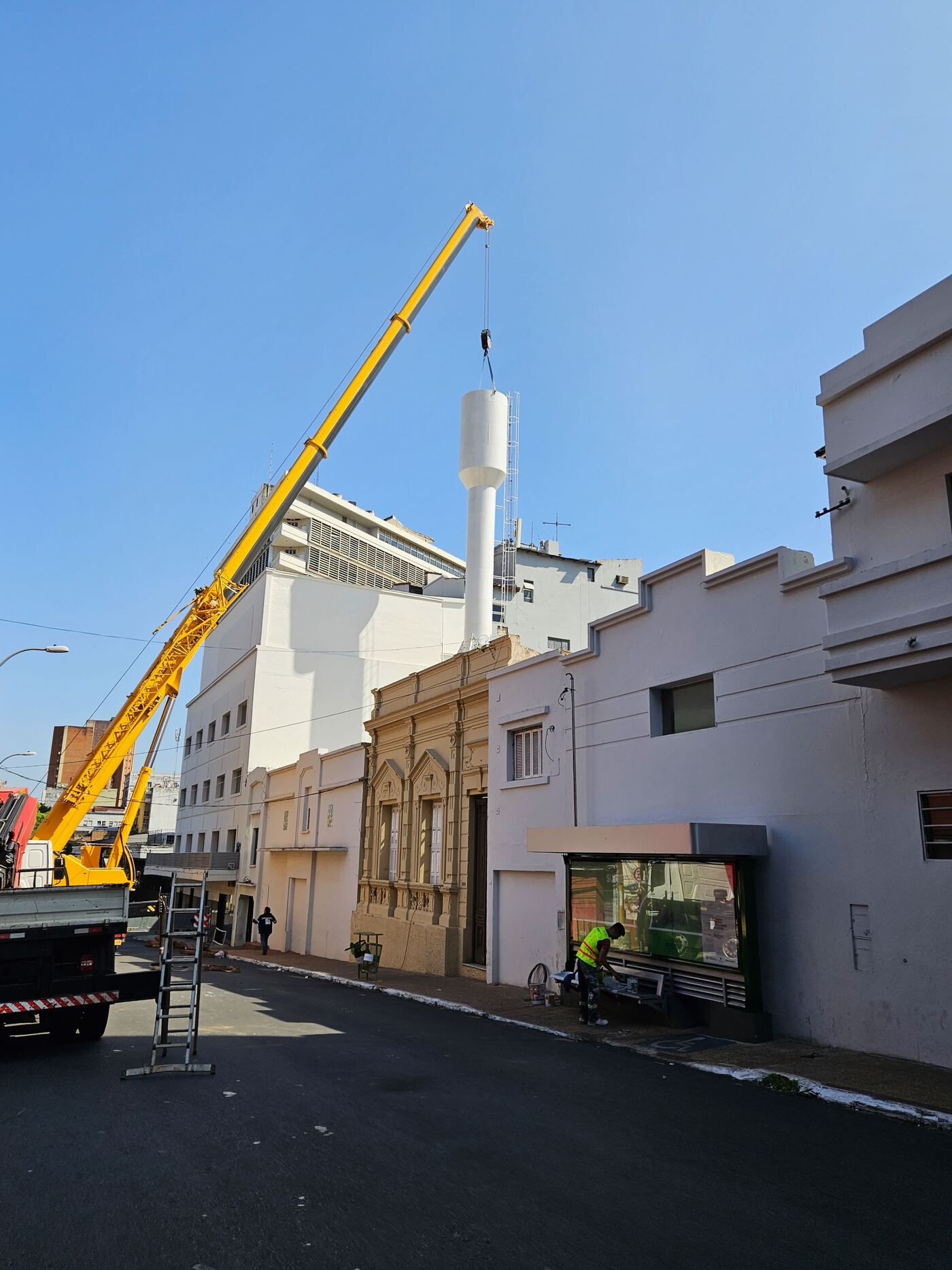Montaje de copa tipo tubo en entorno urbano