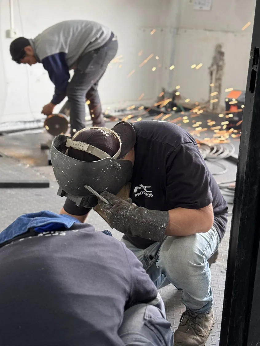 Fabricación de portón en taller de herrería