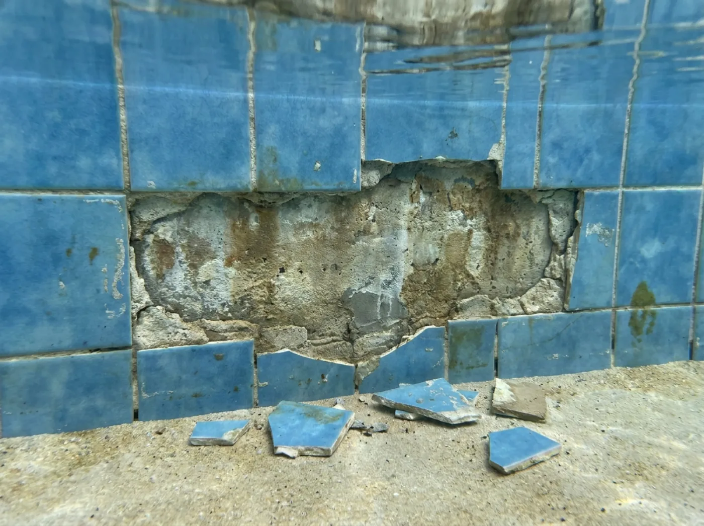 Piscina con desprendimiento de revestimiento y deterioro estructural