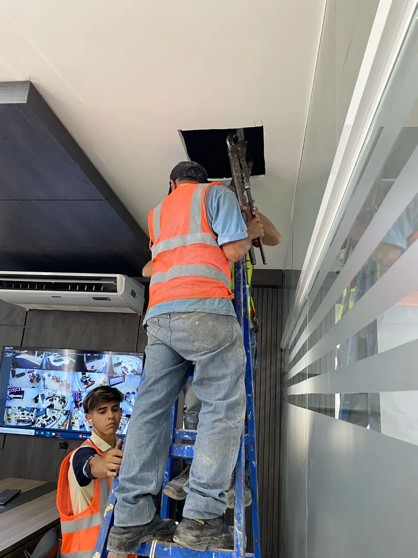 Rociadores automáticos en cielorraso de oficinas